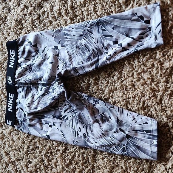 Nike girls black and white floral print capri leggings size 6 - Picture 5 of 8
